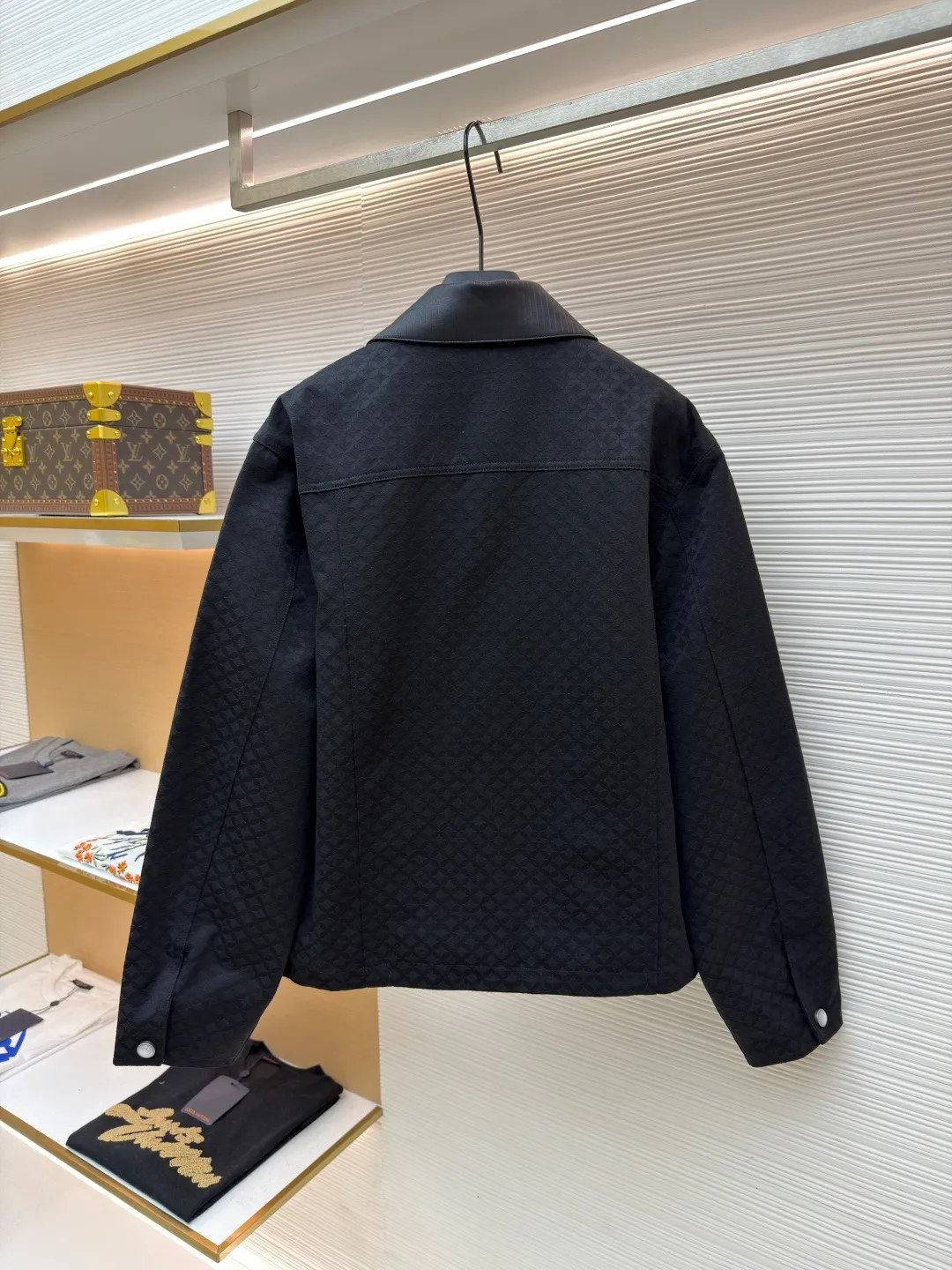 LOUIS VUITTON cotton work jacket ●Article number: 1681527-C00 ●Material: cotton jacquard fabric ●Technology: jacquard production ●Color: black ●Version: fitted version ●Weight: about 995 grams ●Size: S-M-L-XL ●Description: Cotton work tunic jacket This work jacket is made of comfortable cotton with a corduroy effect leather collar, and the jacquard creates a rich texture. The leather patch is the finishing touch and one of the studded patch pockets, and the quilted lining makes it a chic choice that spans all seasons. Wear it with matching trousers for a casual look. Regular fit, 100% cotton, lining: 64% polyester, 36% cotton, all-over logo jacquard, pearlescent buttons on pockets and cuffs, corduroy-effect ribbed collar, quilted lining, zip fastening, studded patch pockets and buttoned flap patch pockets, logo patch on front pocket. The overall wiring is straight and delicate, the fabric is comfortable and soft, and the color is consistent without color difference. It can be matched with the same style to create a fashionable look and control various occasions. Customized accessories, complete with three standards, same style for men and women!